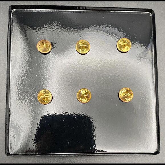 Hard Rock Cafe Nagoya Japan 3rd Anniv. Limited SEXY WAITRESS 3 Pin Set In Case - Picture 5 of 9